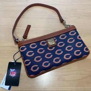 Dooney & Bourke Chicago Bears Clutch / Wristlet - NWT - Free Shipping! 🐻🏈
